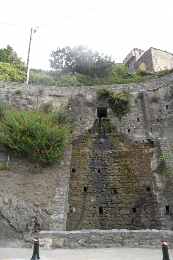 Photo Cervione - Cervione - Une chute d'eau comme une petite cascade, sur la D71