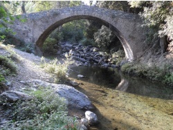 Photo paysage et monuments, Santa-Maria-Poggio - Pont génois avec une arche au-dessus de la rivière Bucatoghju
