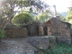 Photo paysage et monuments, Santa-Maria-Poggio - Des ruines de moulin situé à proximité  du pont génoise  au-dessus de Bucatoghju