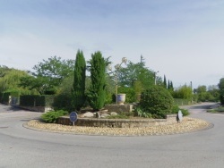 Photo paysage et monuments, Boisset-et-Gaujac - Rond point place de la mairie