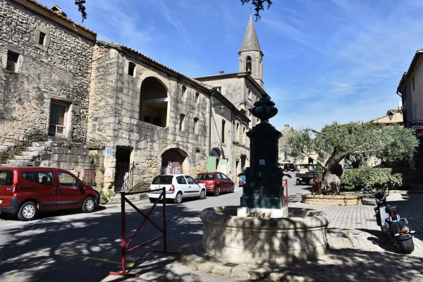 Photo Castillon-du-Gard - la fontaine