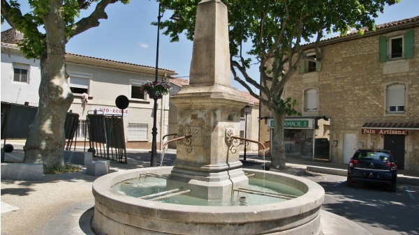 Photo Jonquières-Saint-Vincent - la fontaine
