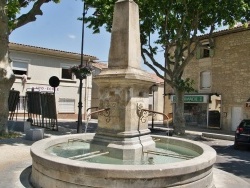 Photo paysage et monuments, Jonquières-Saint-Vincent - la fontaine
