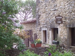Photo vie locale, Méjannes-le-Clap - L'atelier cuir de Françoise Sayet. (Artisan d'Art) dans le vieux village