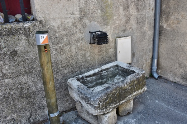 Photo Rochefort-du-Gard - la fontaine