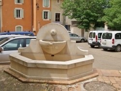 Photo paysage et monuments, Saint-Quentin-la-Poterie - la fontaine