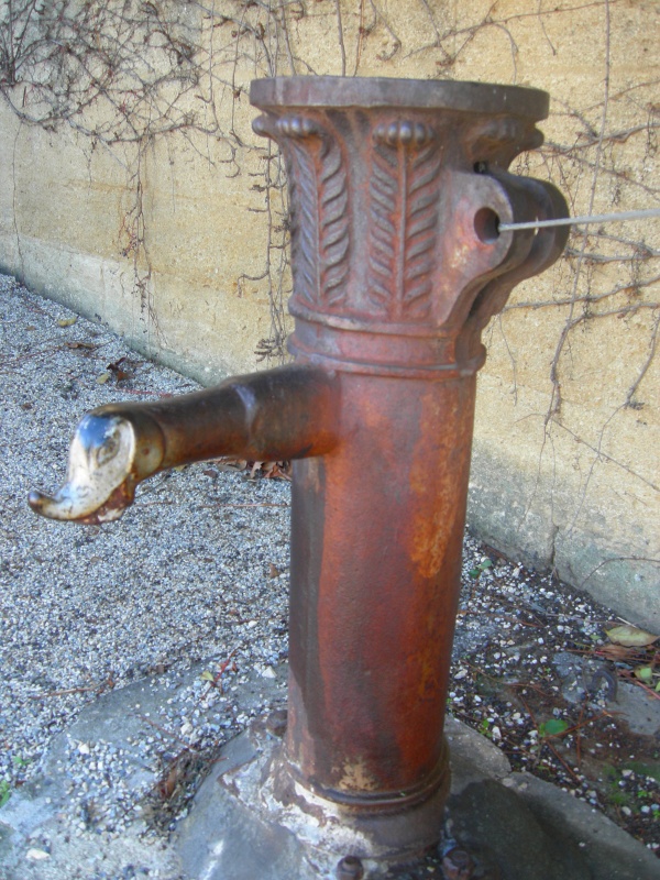 Pompe à eau près de la mairie