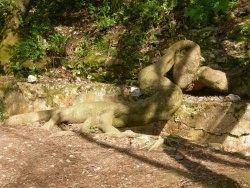 Photo paysage et monuments, Saint-Victor-des-Oules - ne dirait-on pas un ANACONDA se plélassant sur les ruines de l'aqueduc dans la vallée de l'Eure