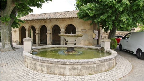 Photo Saint-Victor-la-Coste - la fontaine