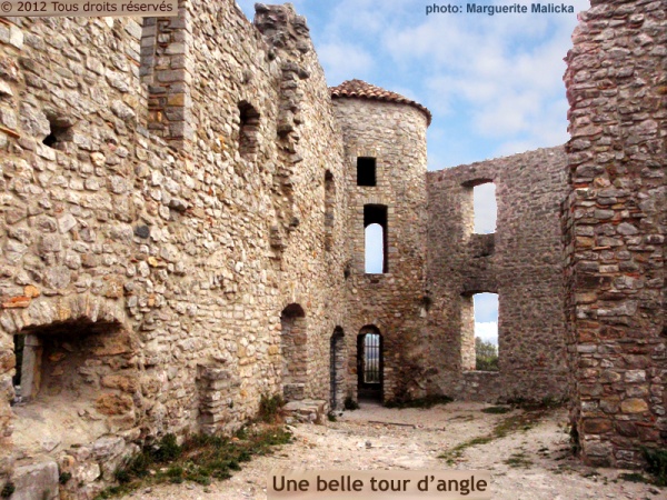 Une tour d'angle ronde (ou circulaire) du château fort de Tornac.