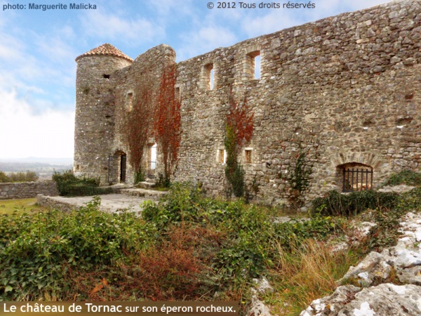 Château de Tornac perché stratégiquement sur son éperon rocheux.