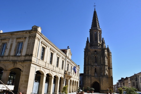 Photo Boulogne-sur-Gesse - la Mairie et église Notre dame