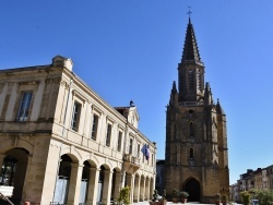 Photo paysage et monuments, Boulogne-sur-Gesse - la Mairie et église Notre dame