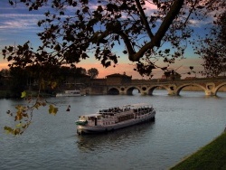 Photo paysage et monuments, Toulouse - bâteau sous un pont