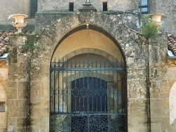 Photo paysage et monuments, Berdoues - L'entrée de l'église de Berdoues qui appartenait à l'abbaye.