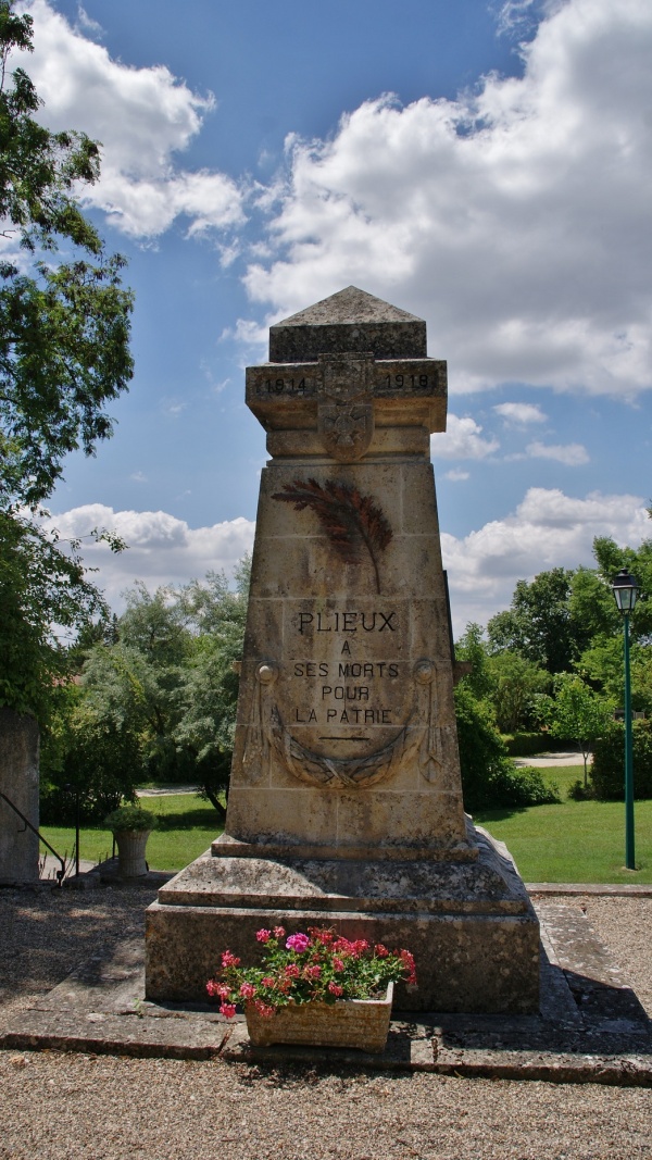 Photo Plieux - le monument aux morts