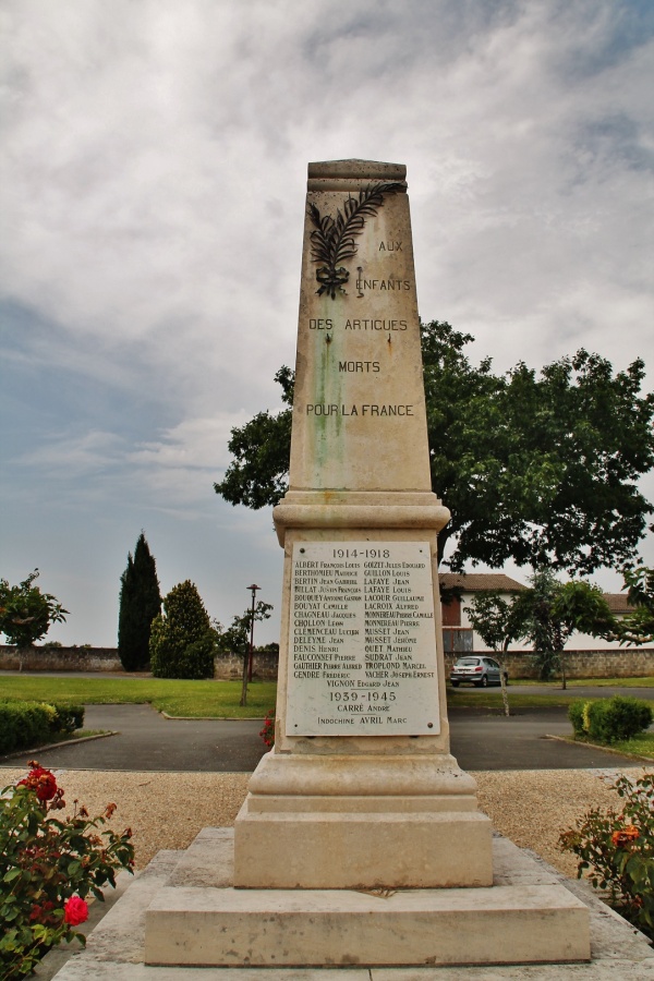 Photo Les Artigues-de-Lussac - Monument-aux-Morts