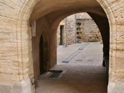 Photo paysage et monuments, Caux - Le Village (  Porte donnant sur la cour de l'Ancien Hospice )