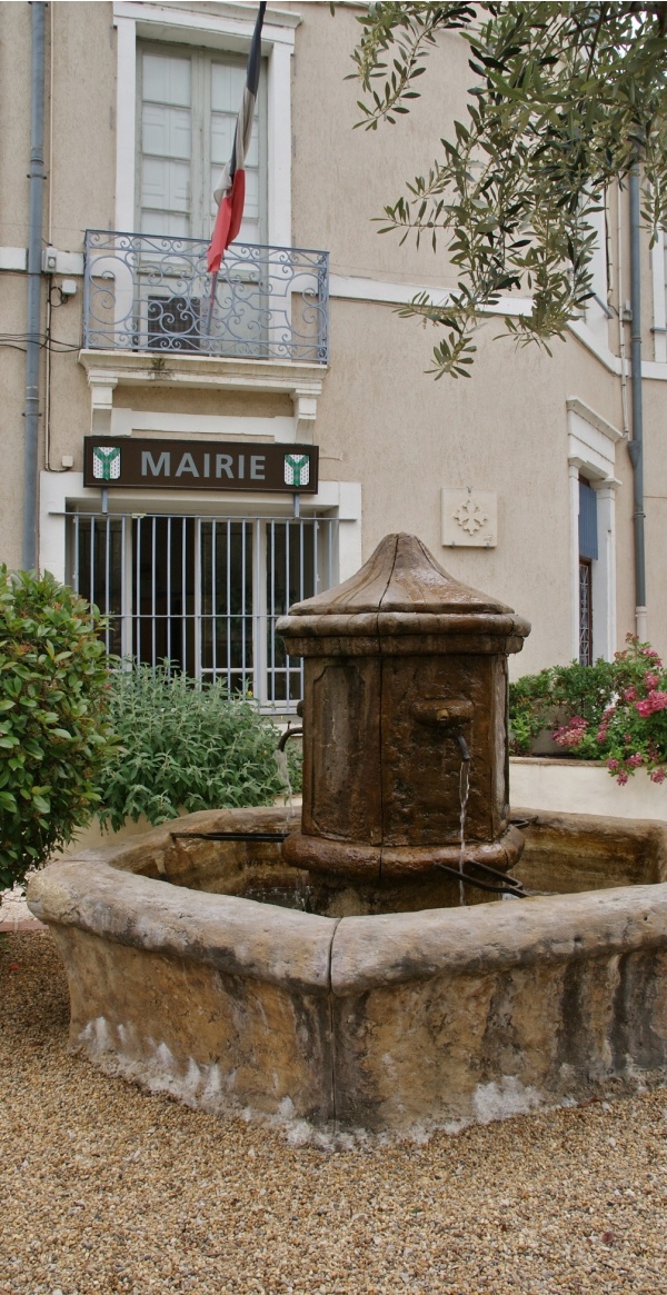 Photo Pouzolles - la fontaine