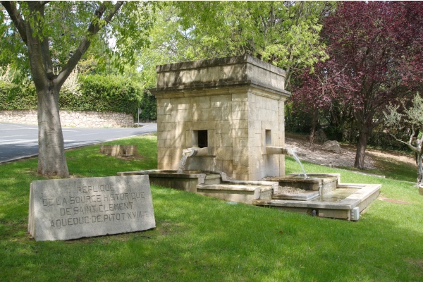 Photo Saint-Clément-de-Rivière - Réplique de la source historique