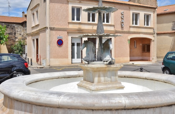 Photo Villeneuve-lès-Béziers - la fontaine