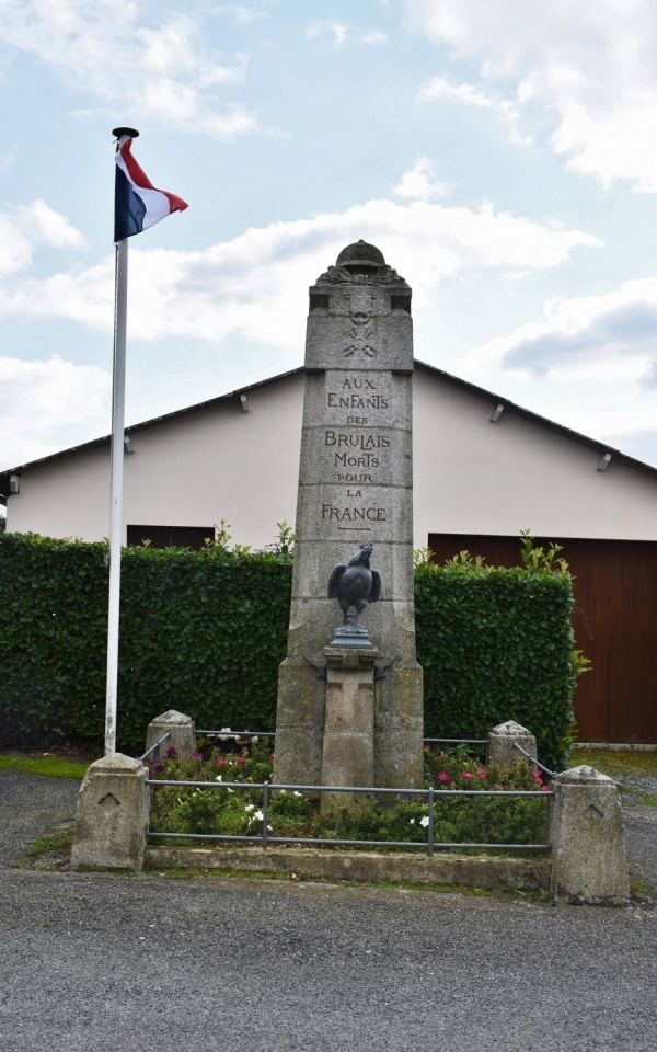 Photo Les Brulais - le monument aux morts