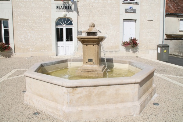 Photo La Celle-Saint-Avant - la fontaine
