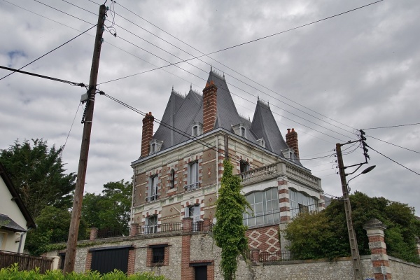 Photo Neuillé-le-Lierre - le Village