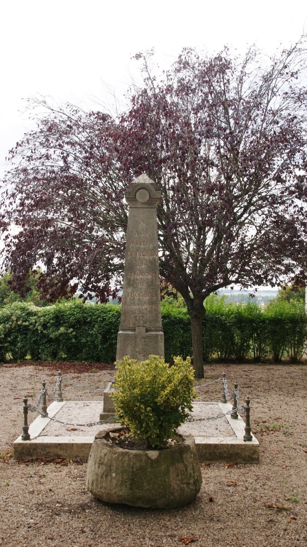 Photo Trogues - le monument aux morts