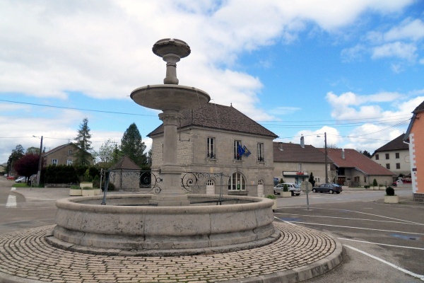 Photo Andelot-en-Montagne - Andelot-en-Montagne,Place de la mairie.