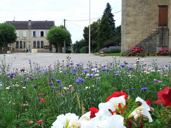 Photo Les Essards-Taignevaux - Place centrale.