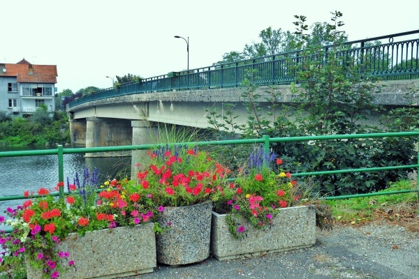 Photo Fraisans - Fraisans.Jura.Pont sur le Doubs.