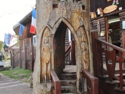 Photo paysage et monuments, Le Frasnois - Sculpture ( arbre sculpter faisant office d'entrée d'un café restaurant ) )