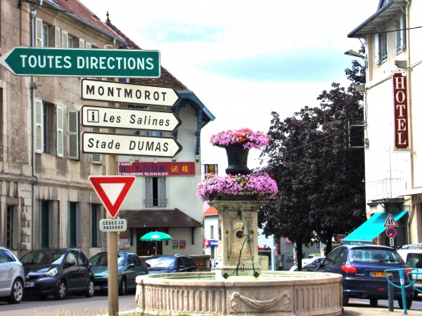 Photo Lons-le-Saunier - Lons le Saunier.Jura-Fontaine rue Lecourbe.