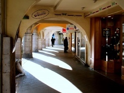 Photo paysage et monuments, Lons-le-Saunier - Les arcades.