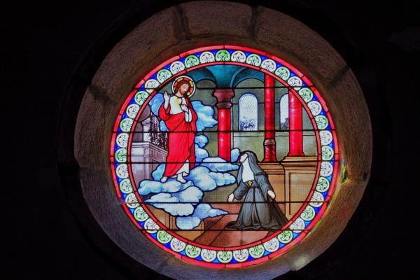 Photo Mantry - Vitrail oeil de boeuf de l'église de Mantry.