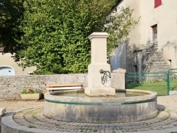 Photo paysage et monuments, Menétrux-en-Joux - la fontaine