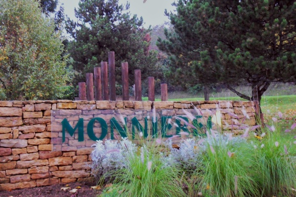 Photo Monnières - Monnières,entrée du village.