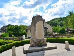 Photo paysage et monuments, Montcusel - le monument aux morts