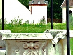 Photo paysage et monuments, Mont-sous-Vaudrey - Mont sous Vaudrey-Jura.cour de la mairie.