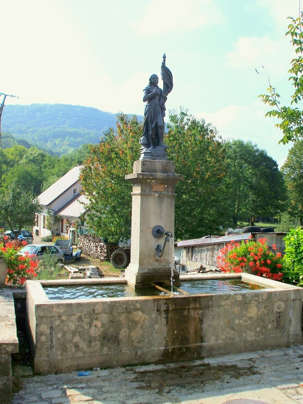 Photo Nevy-sur-Seille - Fontaine:"Jeanne d'arc"Nevy sur seille.