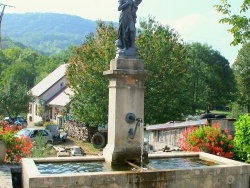 Photo paysage et monuments, Nevy-sur-Seille - Fontaine:"Jeanne d'arc"Nevy sur seille.