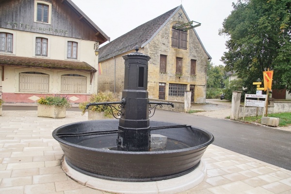 Photo Nozeroy - la fontaine