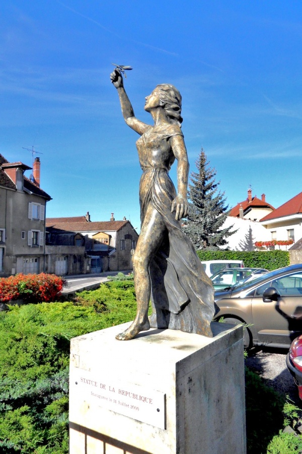 Photo Poligny - Poligny.Jura;Statue de la Républque.