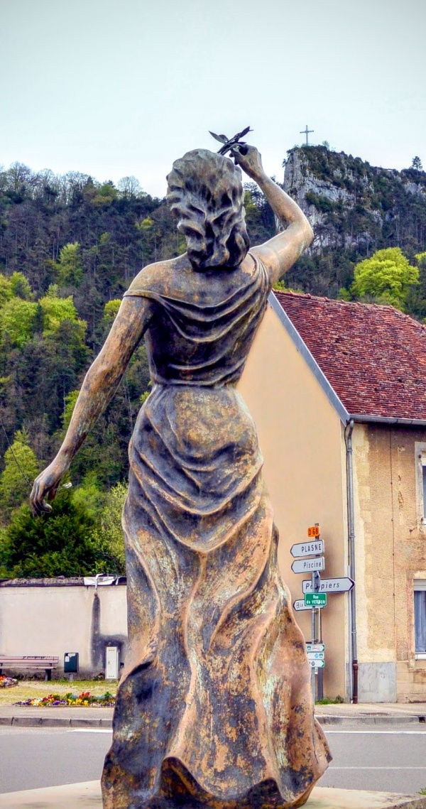 Photo Poligny - Poligny Jura - Statue de la République.