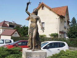 Photo paysage et monuments, Poligny - statue