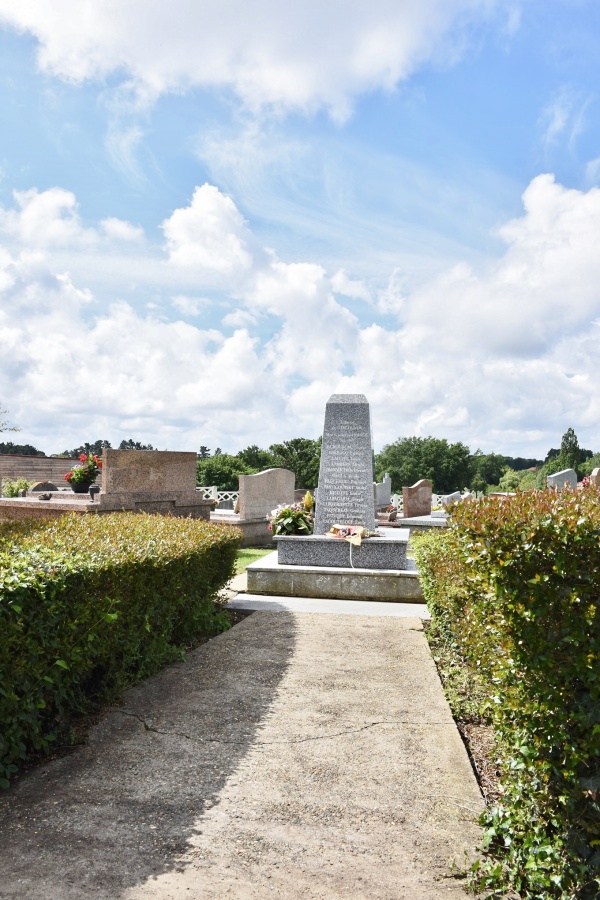 Photo Castaignos-Souslens - le monument aux morts