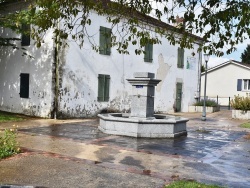 Photo paysage et monuments, Oeyreluy - la fontaine