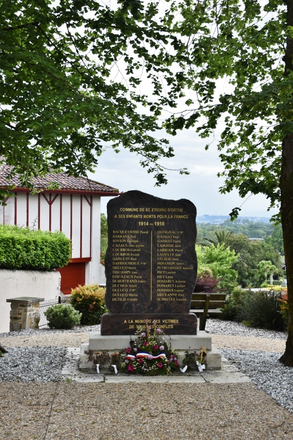 Photo Saint-Étienne-d'Orthe - le monuemnt aux morts