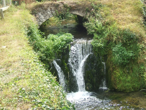 Petite cascade à l'entrée de Villedieu le château